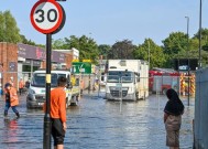 英国主要城市陷入混乱，数百户家庭断水，道路变成了“湖泊”