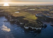 英国人对“隐藏的宝石”海滩赞不绝口，那里有“湛蓝的海水”和田园诗般的环境